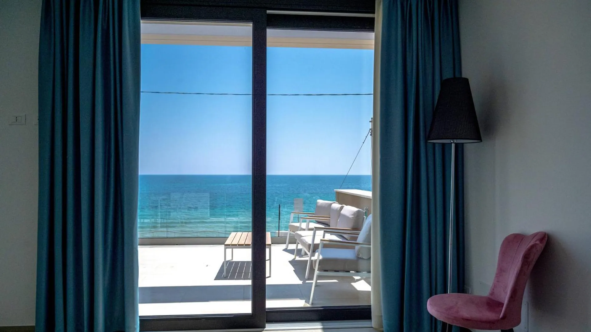 Luxury Appartments In The Villa Sun Located In Avola On Front Of The Sea At 200 Meters About From The Beach With Terrace Of 35 Square Meters With Wonderful Seaview Semesterbostad